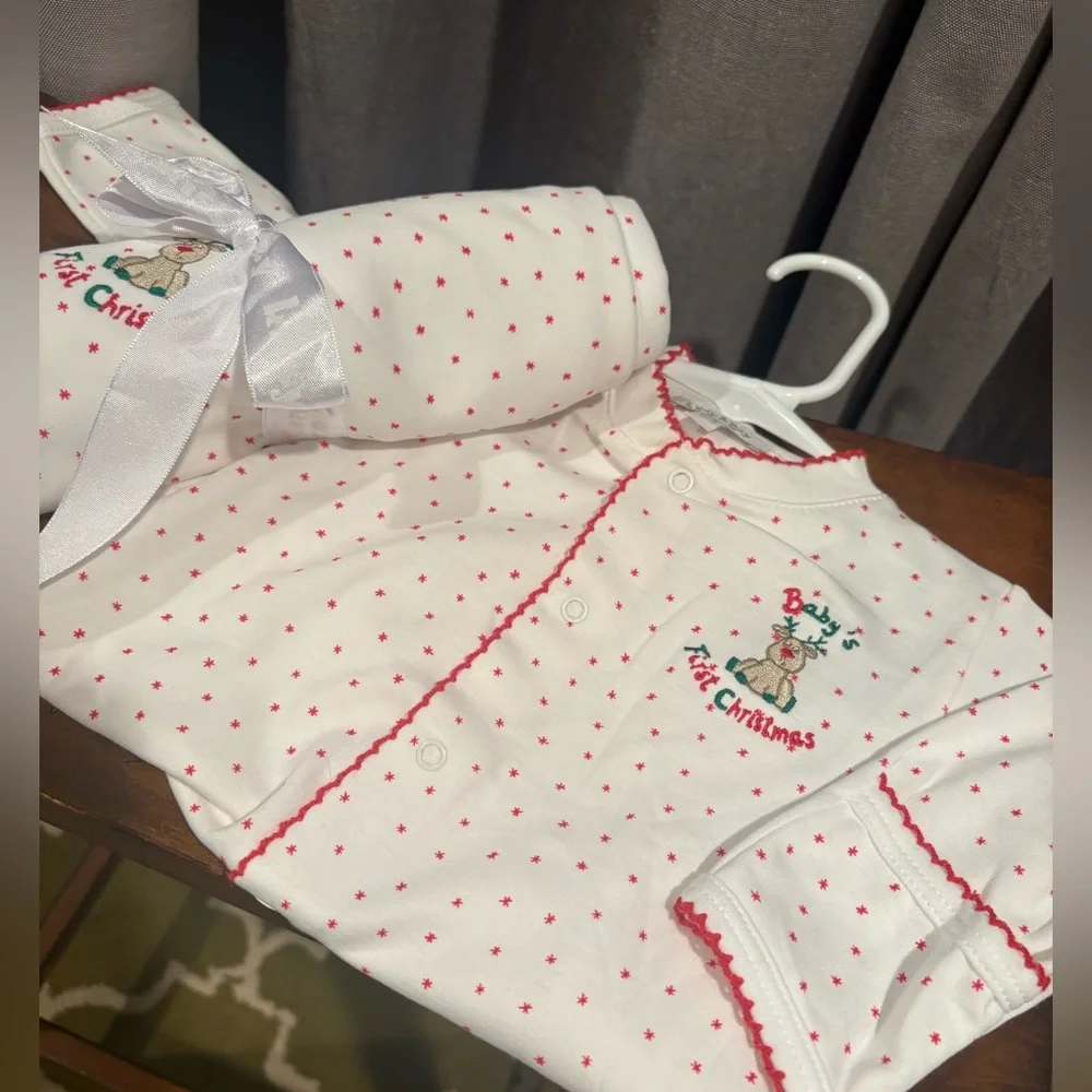 Kissy Kissy “ Baby’s First Christmas” footie & matching Blanket nwot Size 0-3 M